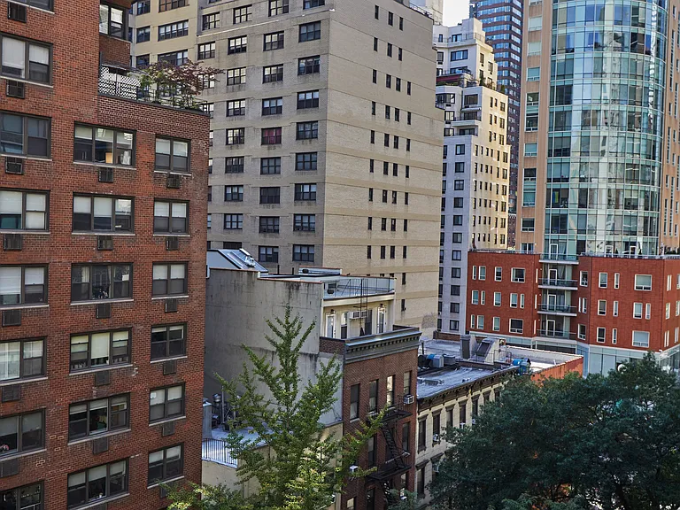 309 E 49th St #9E — Photo 16