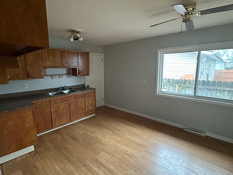 2615 Randall St — Photo 9