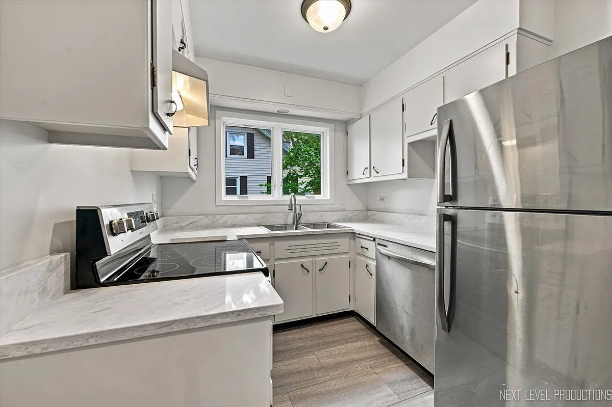 3 bed, 1000 sqft, $2,200 — Photo 3