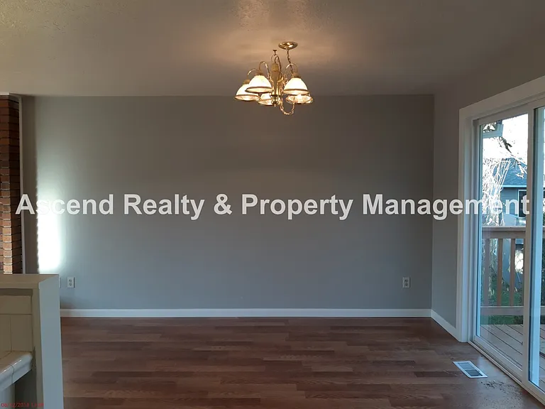 1114 SW Wright Ct — Photo 5