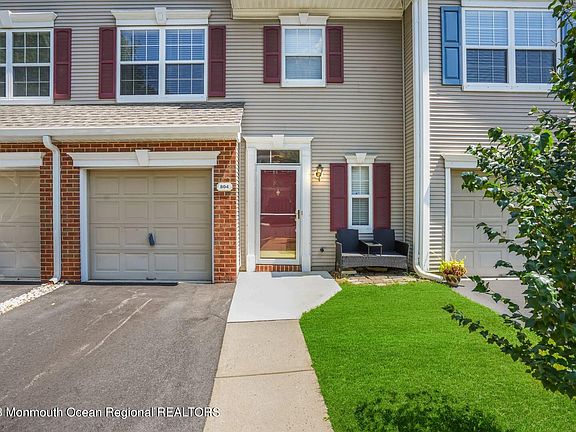 2nd image of 804 Carnaby Ln