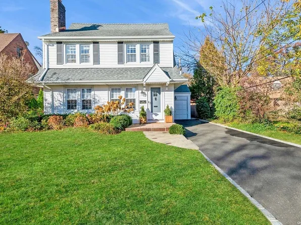 34 Roosevelt Street, Garden City, NY 11530