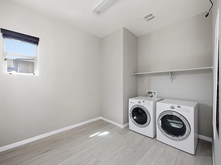 1039 E Boston St — Photo 14