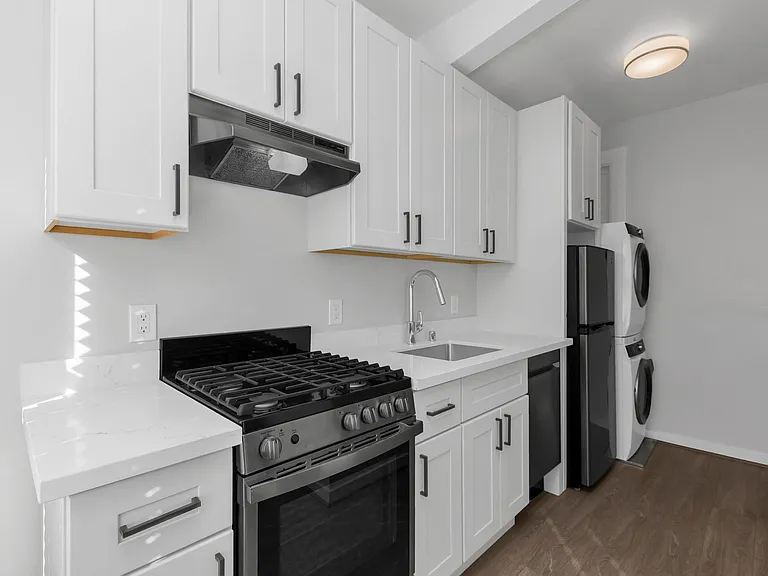 1030 Larkin — Photo 4