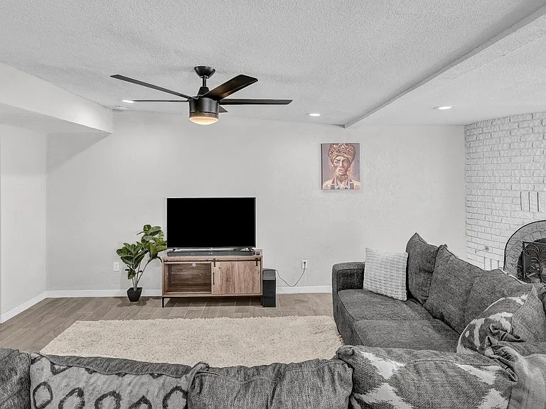 Penwood Dr — Photo 12