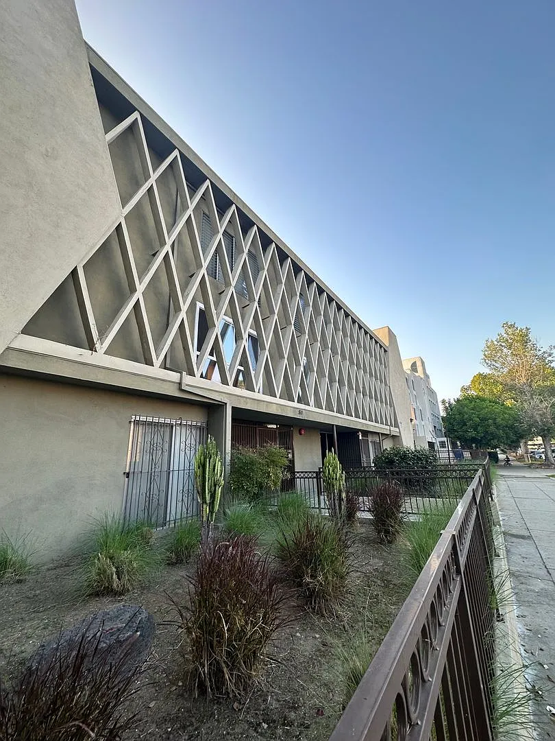511 N Kenmore — Photo 4