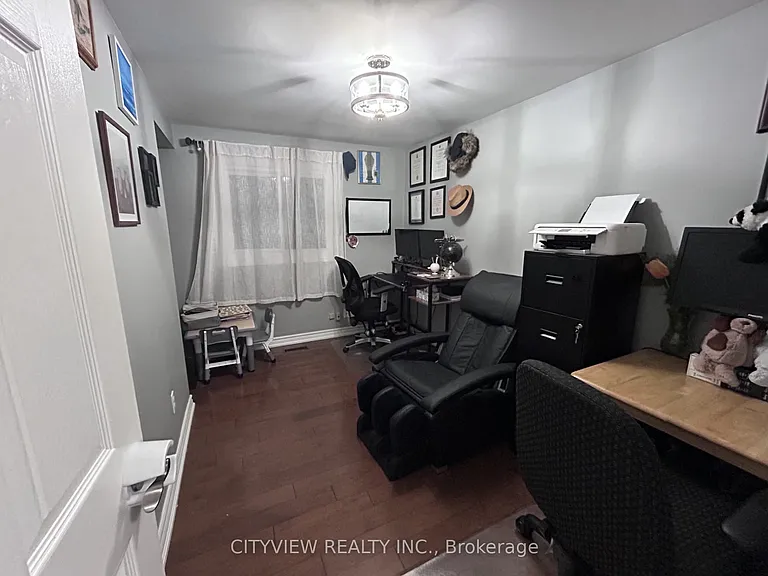 7025 Hickling Cres — Photo 11