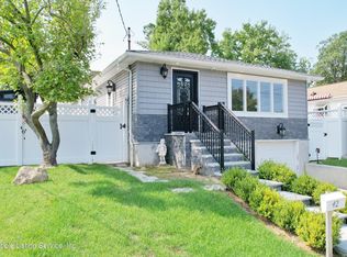 42 W Cedarview Ave, Staten Island, NY 10306