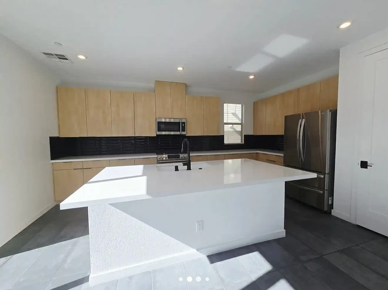 3 bed, 2015 sqft, $2,750 — Photo 3