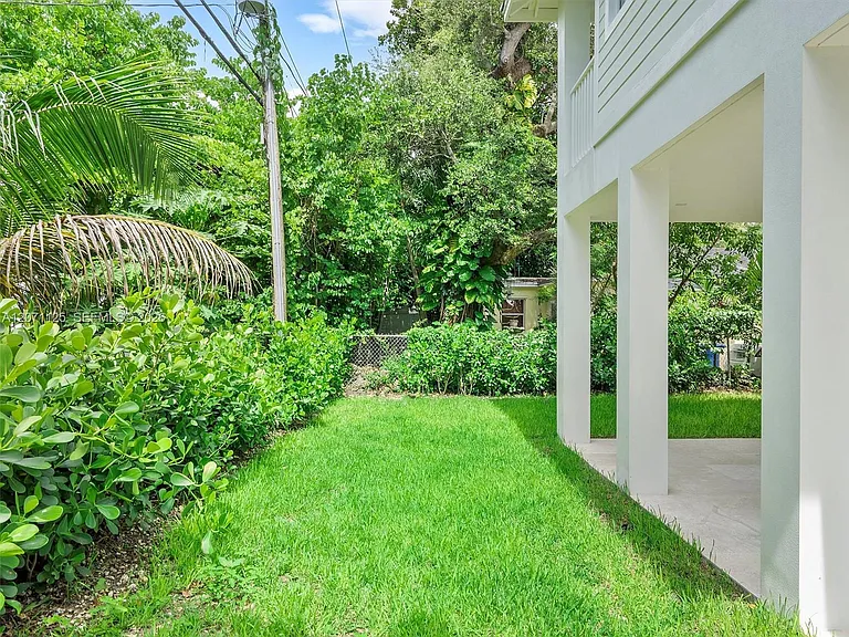 112 Florida Ave — Photo 38
