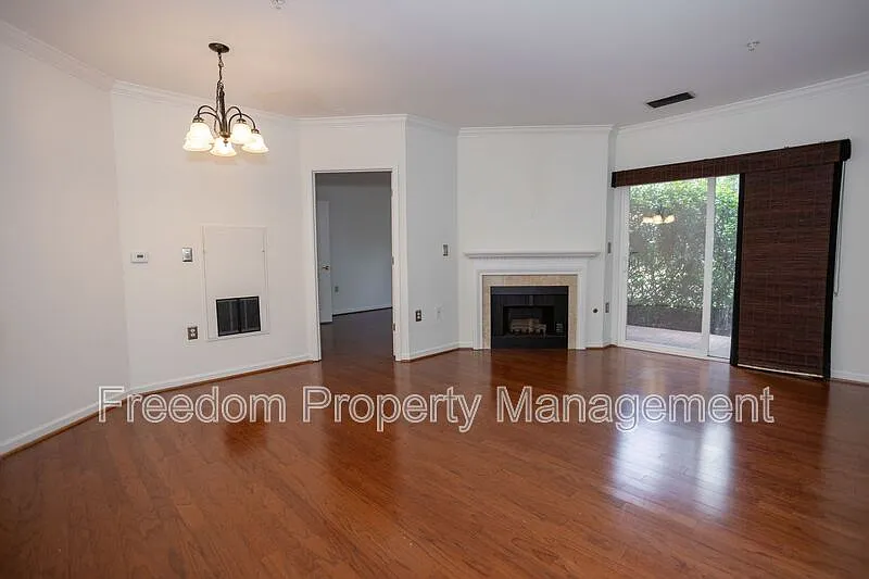 2 bed, 2.0 bath, 990 sqft, $2,292 — Photo 4
