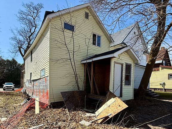 2nd image of 917 Young St