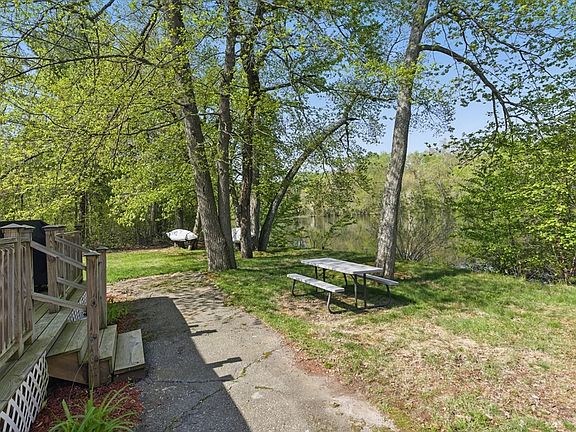 3rd image of 12 Stoney Dr