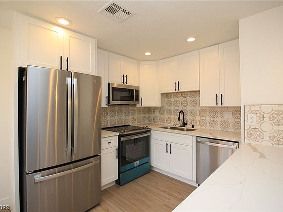 3rd image of 1216 Observation Dr APT 101