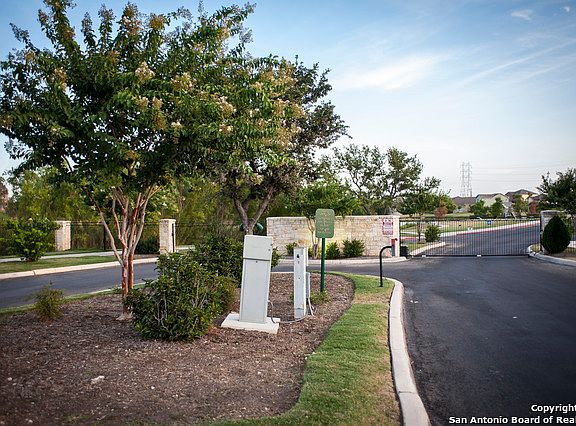 4th image of 1315 Plaza Lake Dr