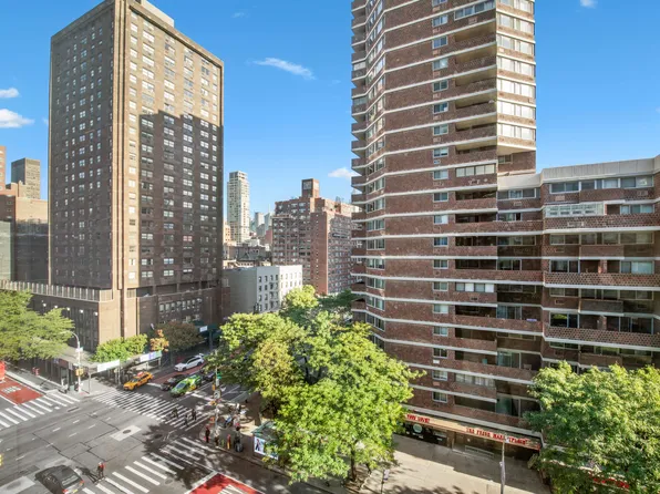 300 East 23rd Street image 9 of 13