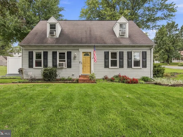 1701 Saint Phillips Dr, Lancaster, PA 17603