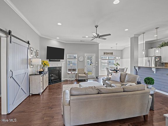 5th image of 125 Loudon Court