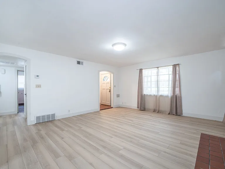 608 S Bluff Ave — Photo 4