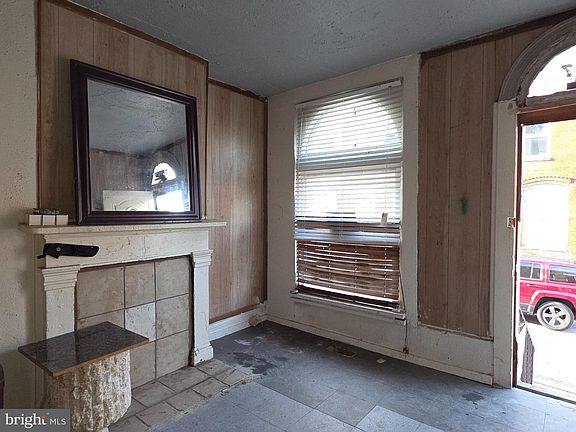2nd image of 1937 Ridgehill Ave