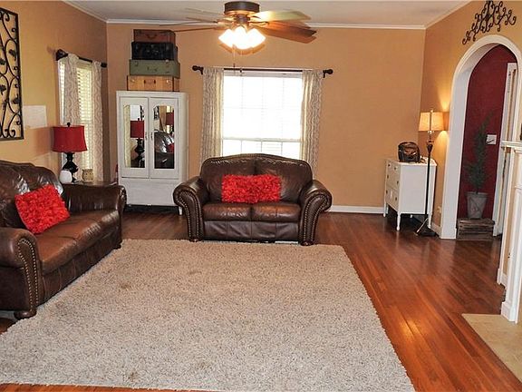 4th image of 1600 D Ave