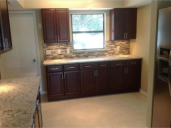 3rd image of 562 SE Essex Dr