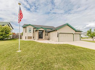 1047 Westwynd Dr, West Fargo, ND 58078