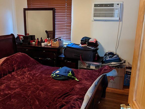 bedroom can house king size bed