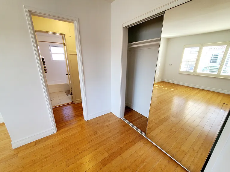 130 Roycroft — Photo 11