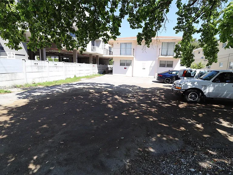 951 SW 7th St #4 — Photo 29