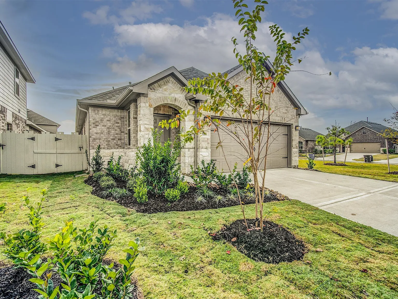 3 bed, 2.0 bath, 1523 sqft, $2,200 — Photo 3