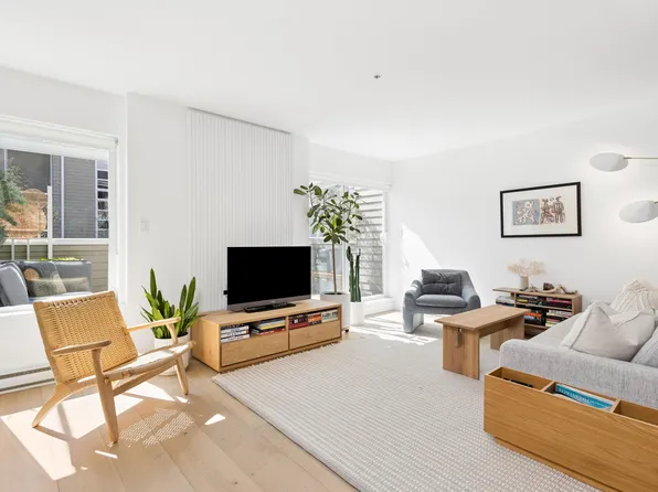 265 E 8th St #2, North Vancouver, BC V7L 1Y9