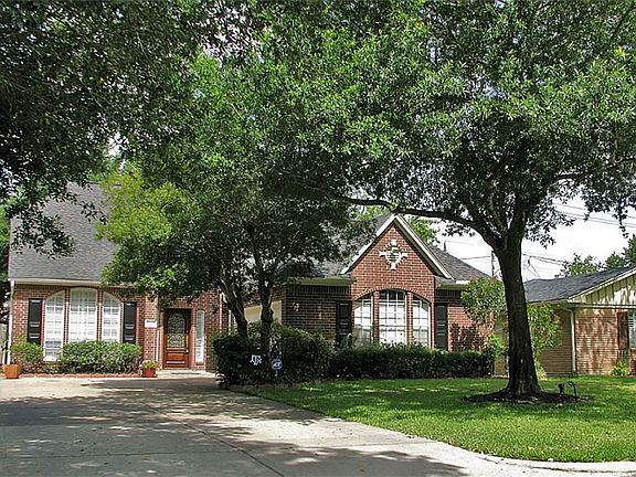 This inner loop home is located on a quiet cul-de-sac street and is zoned to great schools!