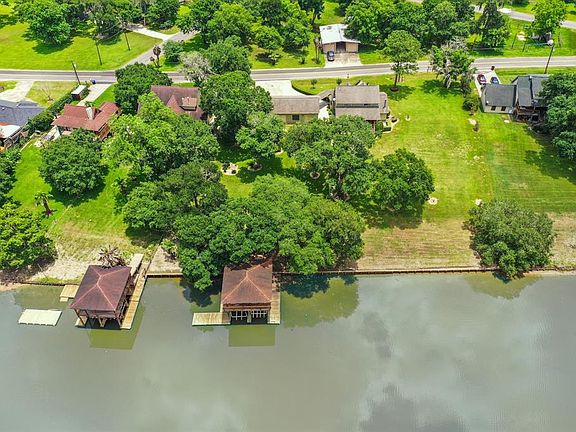You are sure to enjoy the river from almost every aspect with 129' linear feet of bulkhead.