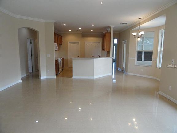 5th image of 212 Roscommon Ct
