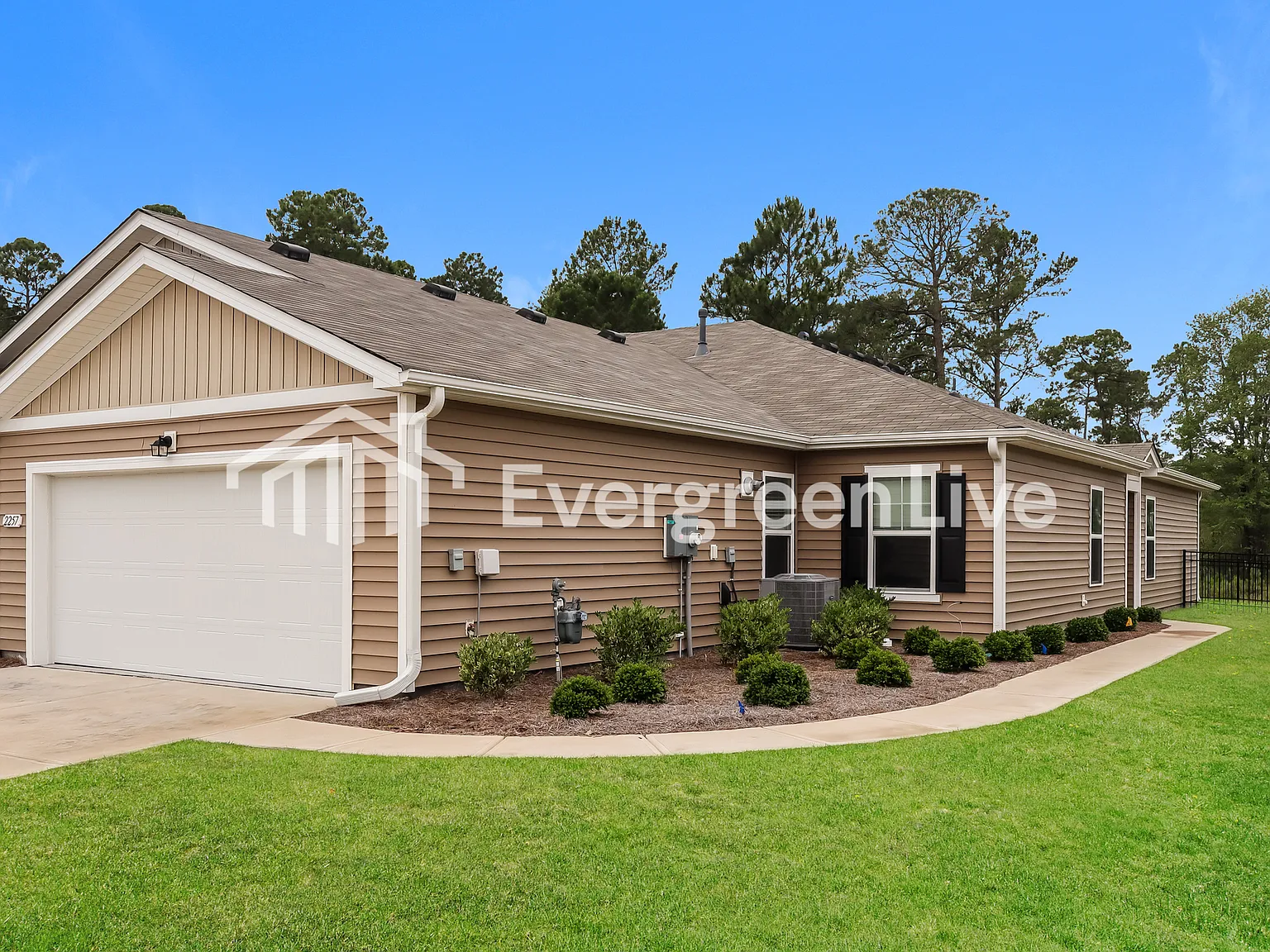 4 bed, 2.0 bath, 1597 sqft, $1,745 — Photo 2