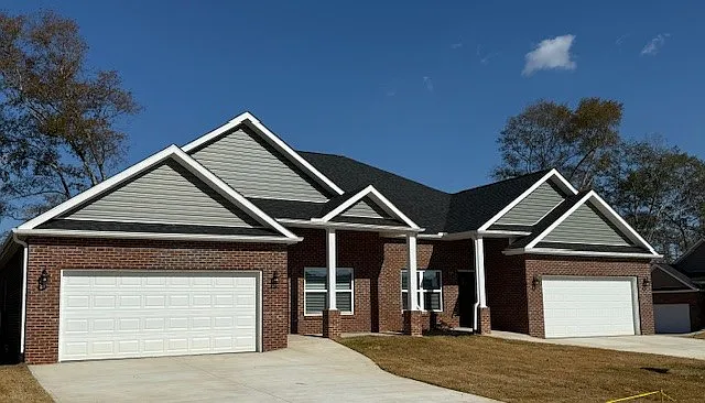 102 Riggins Ln