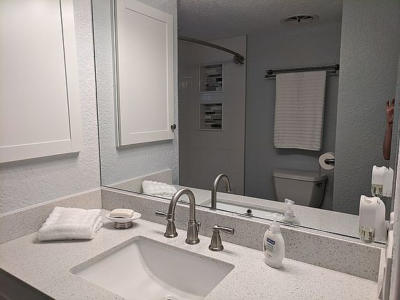 5th image of 178 S Lake Dr