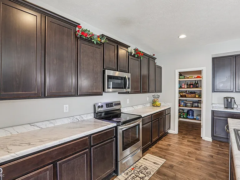 6673 Laurelwood Dr — Photo 17