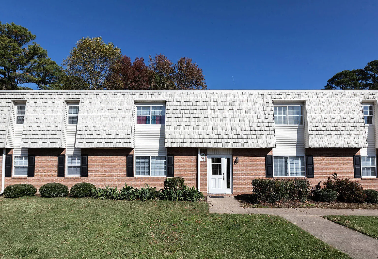 Newport Lake Apartments — Photo 4