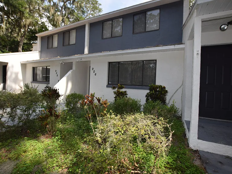 908 Sumter St — Photo 2