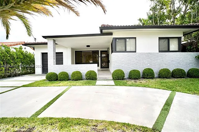 Building Photo - 8811 Carlyle Ave