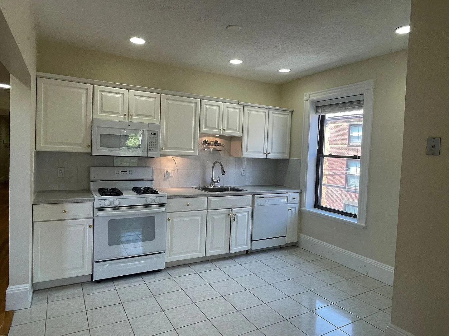 Large, updated 3 bed unit in a prime location in Brookline! — Photo 3
