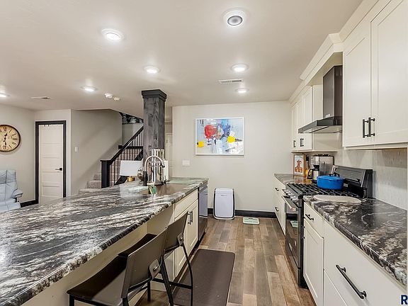 4th image of 1104 W 57th St APT 106A