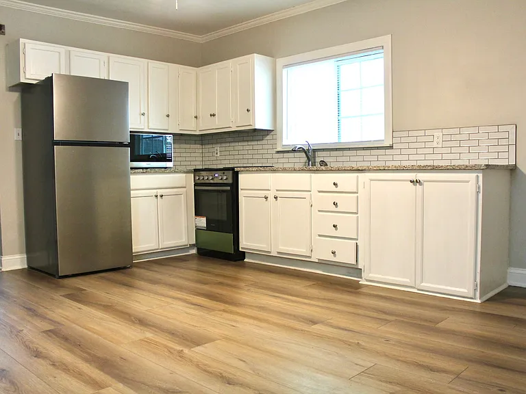 811 1/2 N Van Buren St — Photo 3