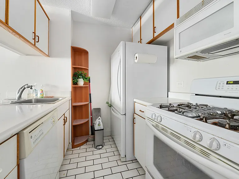 200 Rector Pl #18J — Photo 7