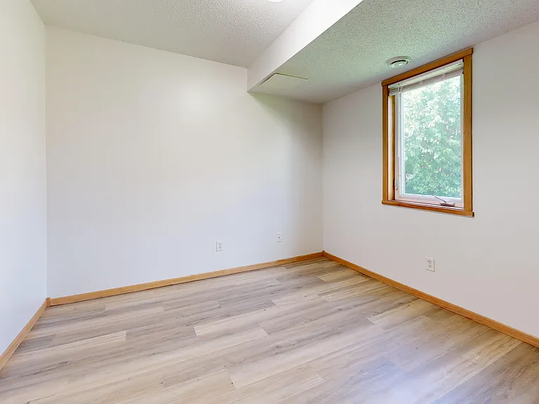 7629-7629 Woodlawn Dr — Photo 13