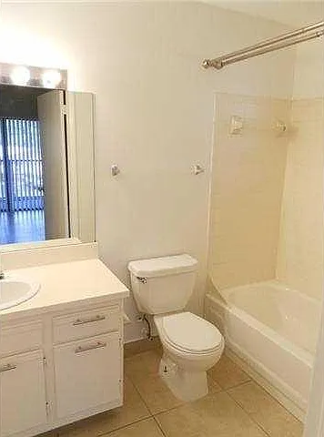 2 bed, 927 sqft, $1,920 — Photo 2
