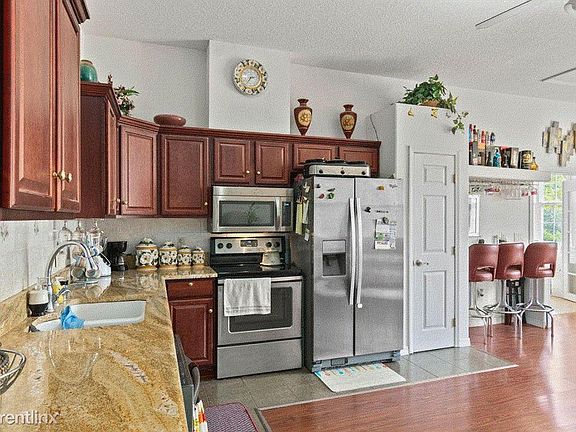 2nd image of 1102 Manor Dr