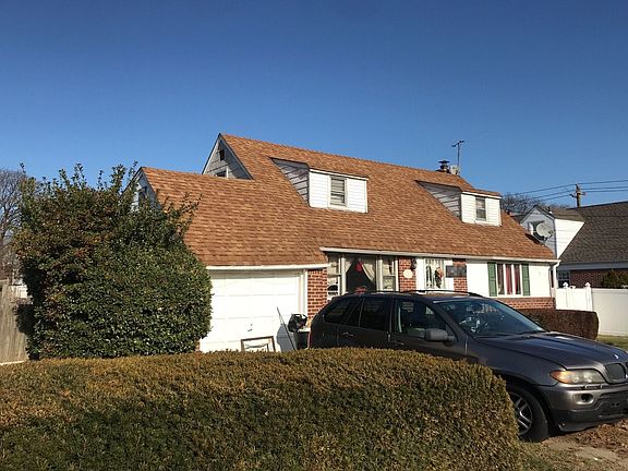 3rd image of 560 Roy St